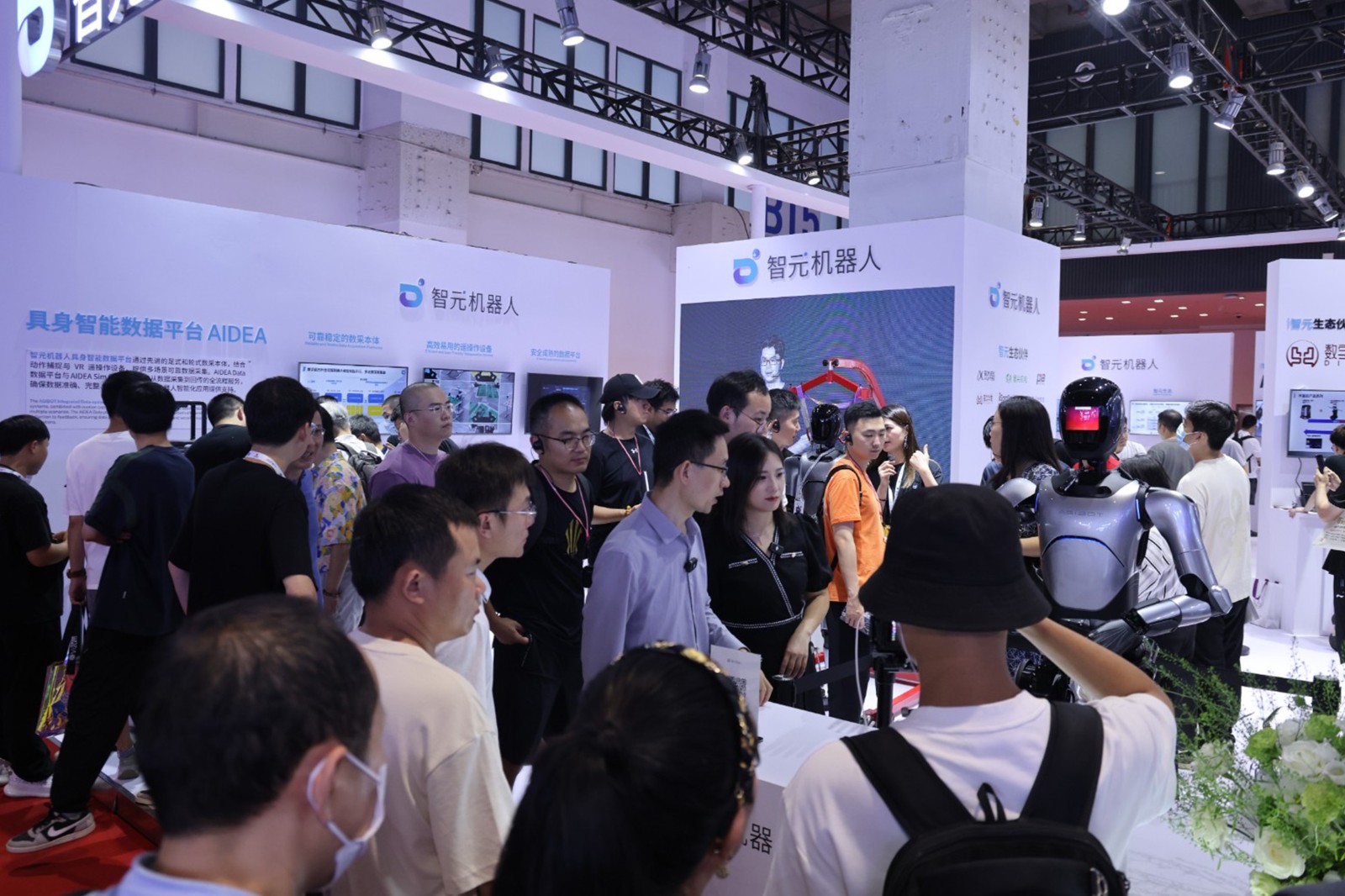 完美·(中国)体育机器人亮相世界机器人大会WRC