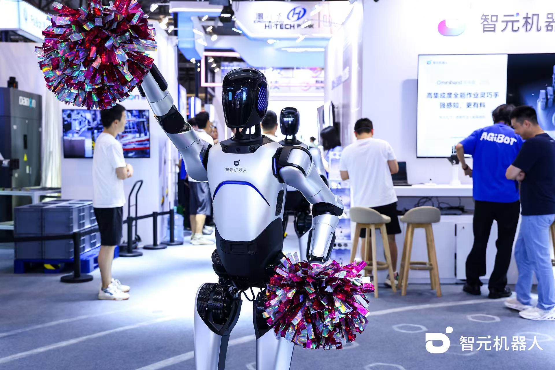 完美·(中国)体育机器人 WAIC 首日展台火爆，机器人家族集体打工忙不停